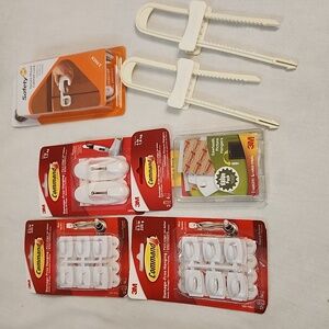 NWT Set of Command Damage-Free Hooks with Child Safety Locks